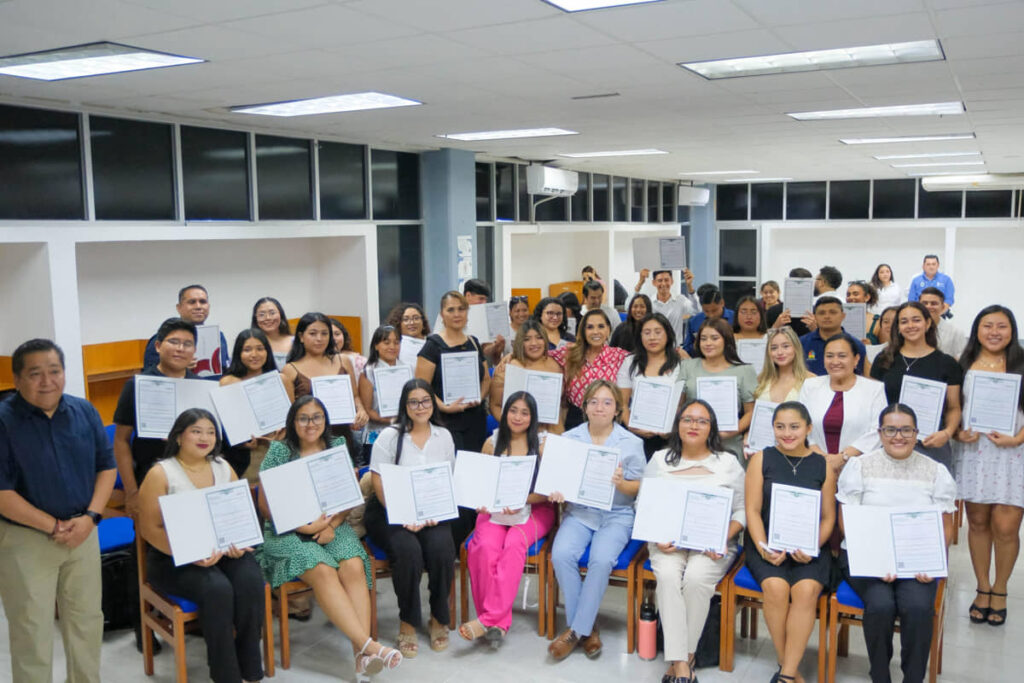 Mara Lezama entrega 94 títulos de licenciados en Educación Primaria y Educación Física
