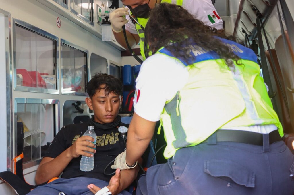Helicóptero del Gobierno de Estefanía Mercado rescata a dos personas frente a las costas de Punta Allen