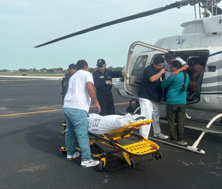 Rescatan a mujer embarazada en Bacalar con helicóptero; suma su quinto rescate humanitario