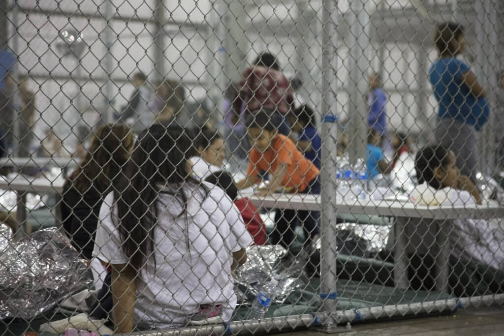 Denuncian violaciones a derechos humanos en cárceles de migrantes en EE.UU.