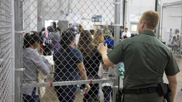 Denuncian violaciones a derechos humanos en cárceles de migrantes en EE.UU.