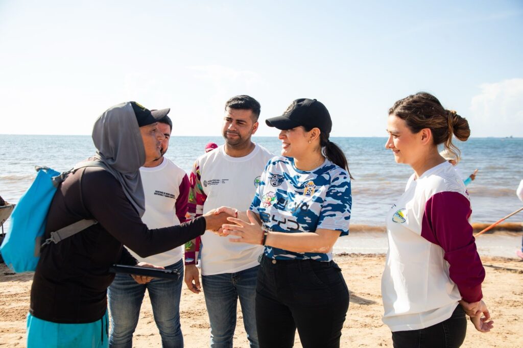 Gobierno de Estefanía Mercado retira más de 19 mil toneladas de sargazo esta temporada en Playa del Carmen