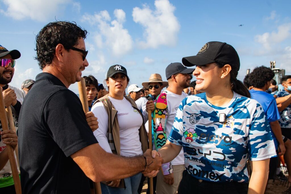 Gobierno de Estefanía Mercado retira más de 19 mil toneladas de sargazo esta temporada en Playa del Carmen