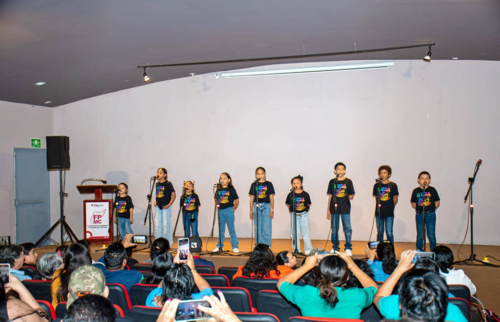 Clausuran taller de canto en la FPMC