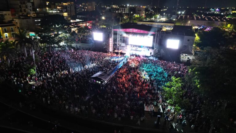 20 mil personas vibran con la presentación de Bobby Pulido en la Plaza 28 de Julio durante la Feria del Carmen 2025… ¡y viene Molotov!