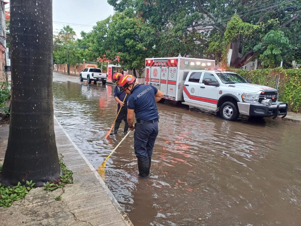 Gobierno de Estefanía Mercado despliega operativo “Tormenta” ante intensas lluvias en Playa del Carmen