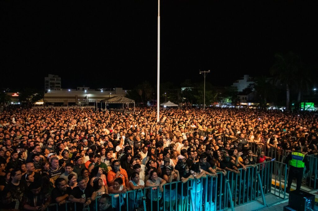En la Plaza 28 de Julio35 mil personas vibran con Molotov en histórico concierto en Playa del Carmen. La noche de ayer...