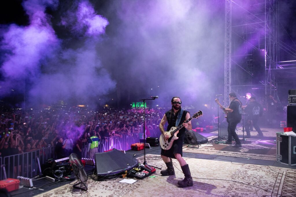 En la Plaza 28 de Julio35 mil personas vibran con Molotov en histórico concierto en Playa del Carmen. La noche de ayer...