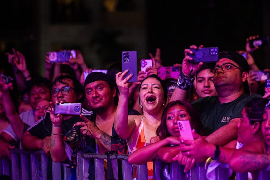 En la Plaza 28 de Julio35 mil personas vibran con Molotov en histórico concierto en Playa del Carmen. La noche de ayer...