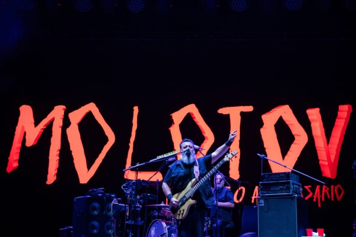 En la Plaza 28 de Julio35 mil personas vibran con Molotov en histórico concierto en Playa del Carmen. La noche de ayer...