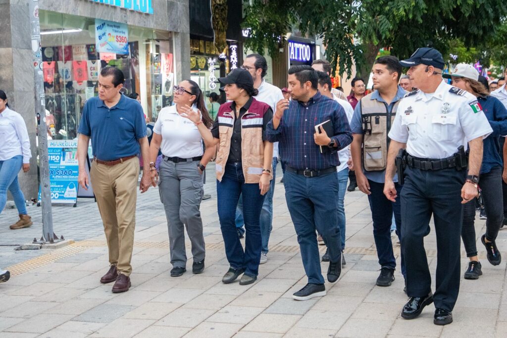 Estefanía Mercado encabeza recorrido con su gabinete en la Quinta Avenida