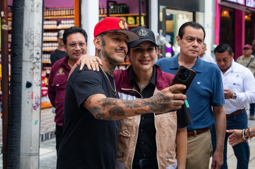 Estefanía Mercado encabeza recorrido con su gabinete en la Quinta Avenida
