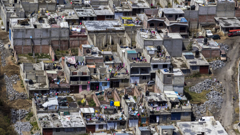 Estadísticas de pobreza en México: Avances y desafíos en vivienda y alimentación