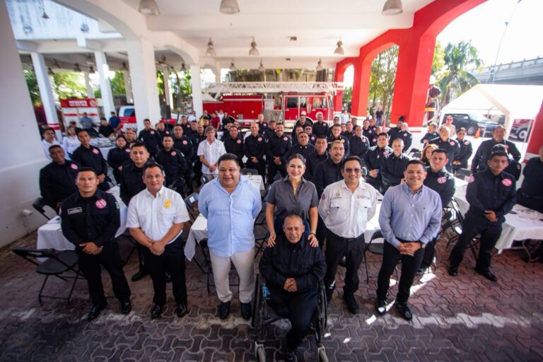 Reconocen valentía y entrega de Bomberos en Playa del Carmen
