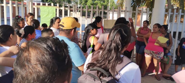 Padres protestan en Playa del Carmen contra nombramiento de maestro con denuncias de acoso