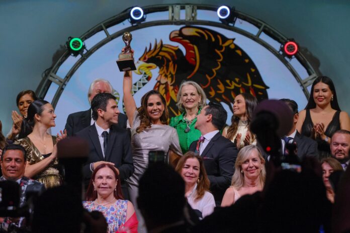 -Ante el presidente y fundador de los World Travel Awards, Graham Cooke, artesanas y artesanos de comunidades mayas lucen en pasarela sus prendas que son orgullo mundial e imponen moda
