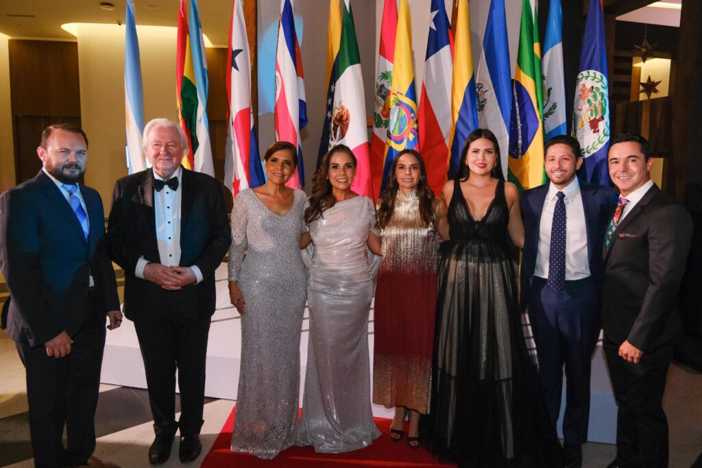 -Graham Cooke entregó a Mara Lezama, a nombre de los World Travel Awards, el premio Contribución Destacada a la Industria de Viajes y Turismo