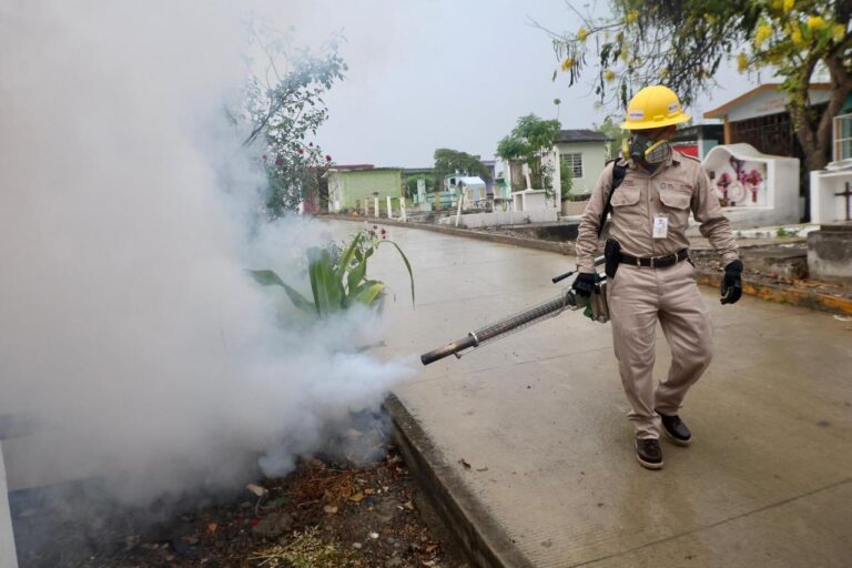 Gobierno de Estefanía Mercado despliega amplio operativo de nebulización y descacharrización en todo el municipio