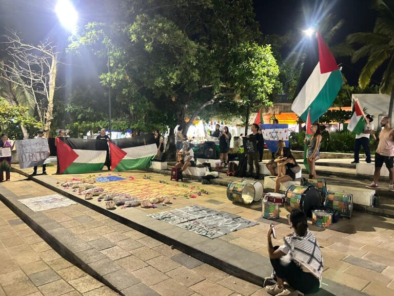 Activistas y artistas realizan manifestación pacífica en Playa del Carmen contra genocidio y por la paz en Gaza