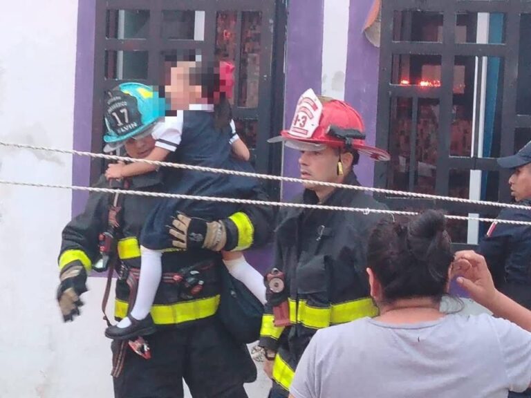 Bomberos rescatan con vida a niña y su perrito durante incendio en fraccionamiento Pescadores de Playa del Carmen