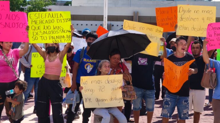 Se manifiestan invasores del Ejido en plaza 28 de Julio