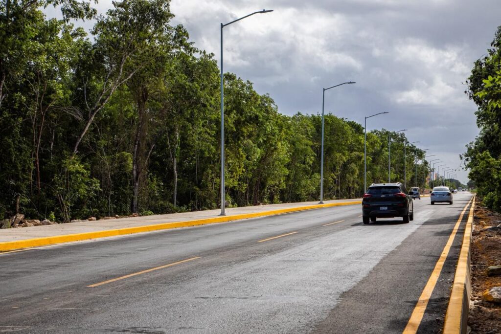 • La Presidenta Municipal inaugura la pavimentación del tramo entre la avenida Loros y la Privada Playa Paraíso; la obra incluye banquetas amplias, iluminación moderna e infraestructura inclusiva