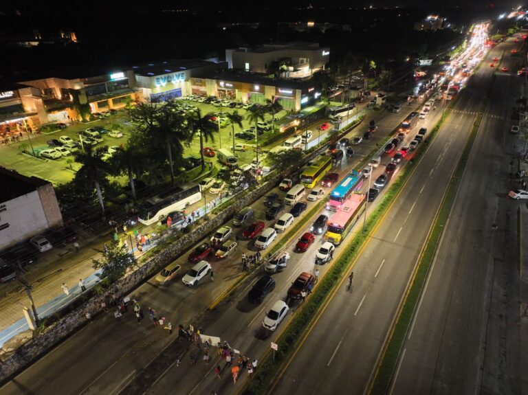 Bloqueo en la carretera Playa del Carmen–Tulum: invasores de San Judas Tadeo protestan por detención de su presunto líder