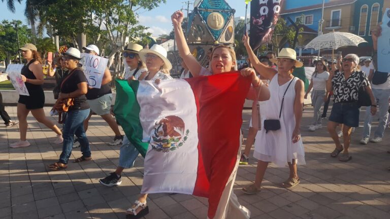 Marchan en memoria de “Carlos Manzo” en Playa del Carmen; la mayoría adultos pese a convocatoria juvenil