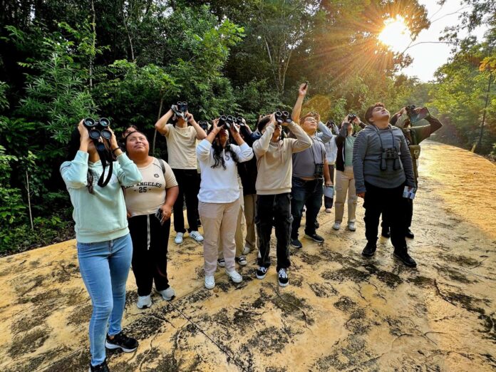-Las y los estudiantes participaron en una jornada de observación de aves como parte del programa “Turismo Natural en Parques Urbanos”