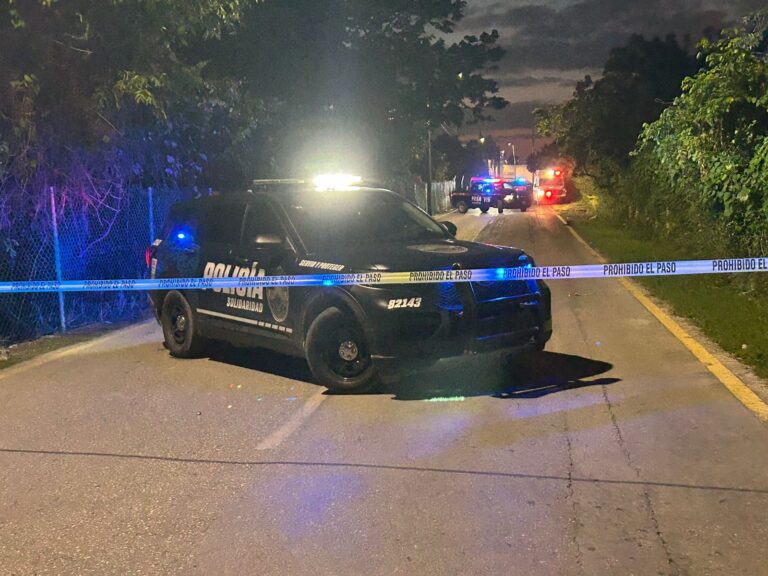 Hallan cuerpo en avanzado estado de descomposición en lote baldío de la colonia Aviación en Playa del Carmen