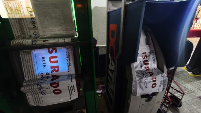 En julio de 2014, la entonces Policía Federal y la Asociación de Hoteles de la Riviera Maya difundieron una lista en la que se señalaba que cajeros automáticos ubicados en la Quinta Avenida, avenida 10, calle 12 y vialidades transversales habían sido utilizados para clonación de tarjetas y disposiciones irregulares de efectivo.